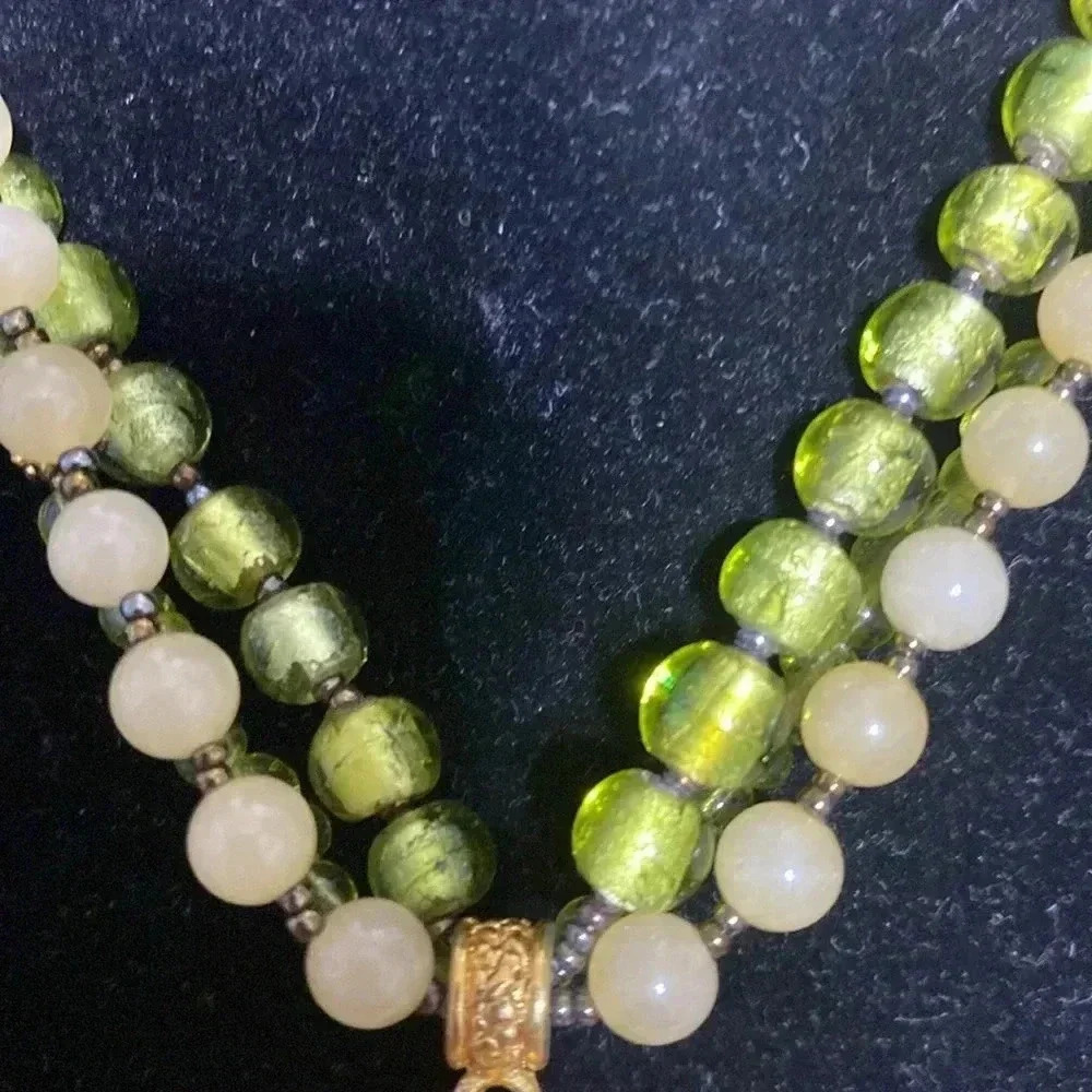 Pretty beaded 3 strand green beaded glass & stone necklace - Picture 5 of 10